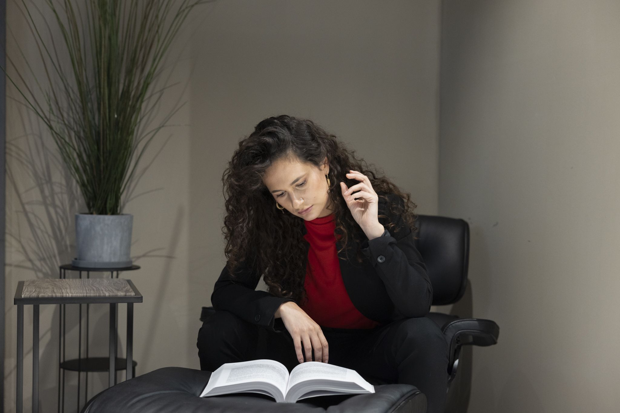 man in white dress shirt sitting beside woman in black long sleeve shirt